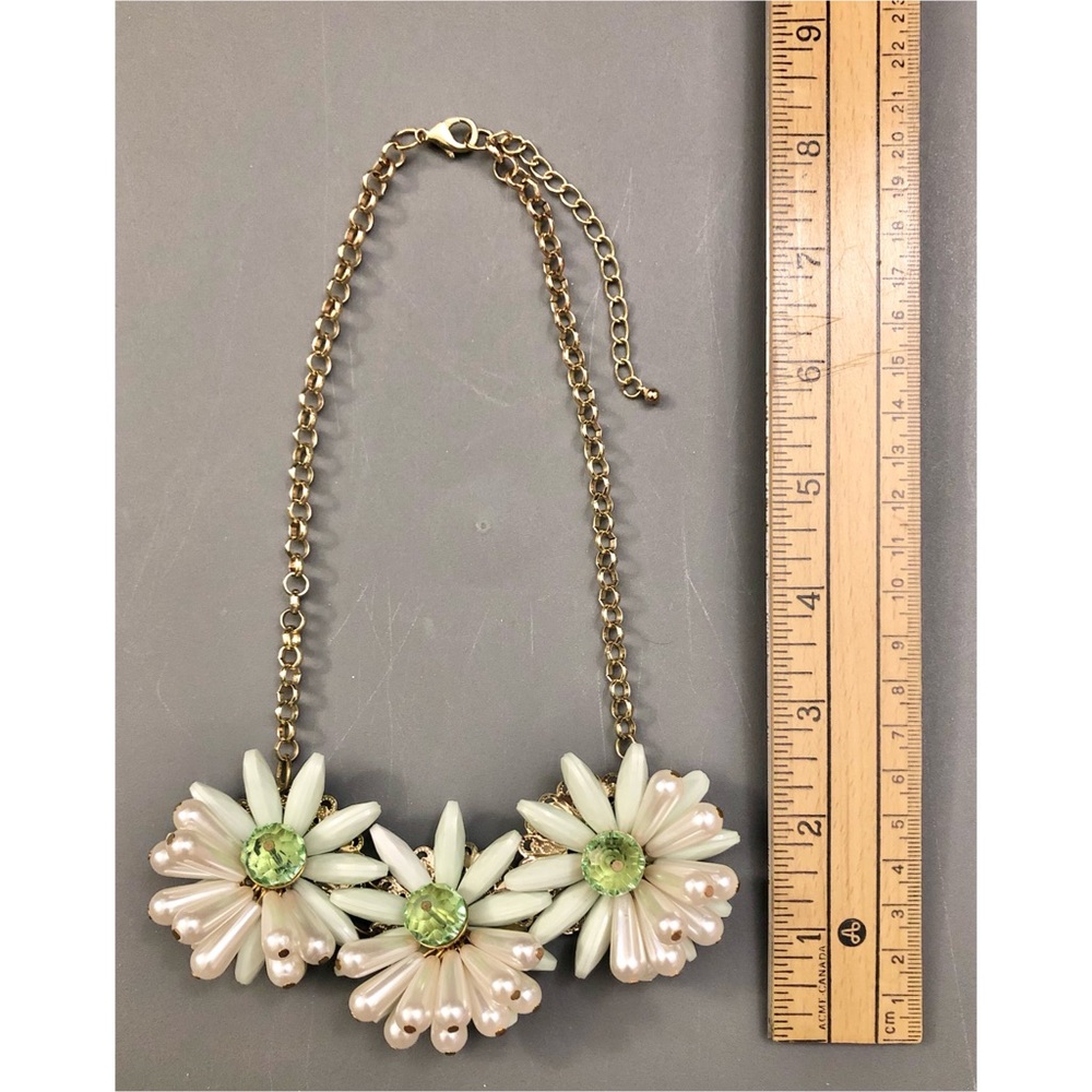 💜 2/$25 Flower Statement Necklace - Picture 8 of 9